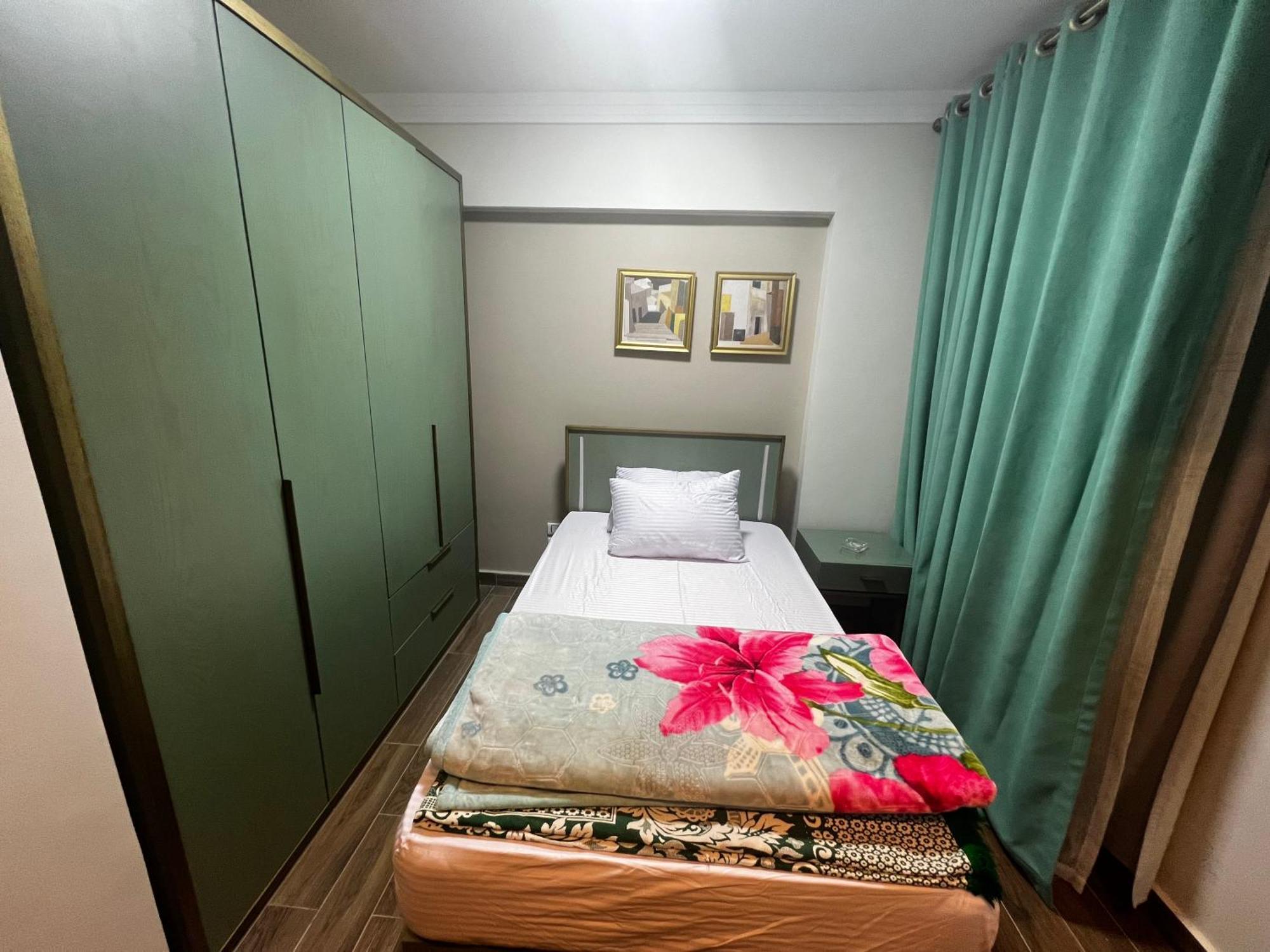 Luxury Flat With Garden And Private Entrance شقة فاخرة بحديقة و مدخل خاص Il Il Cairo Esterno foto